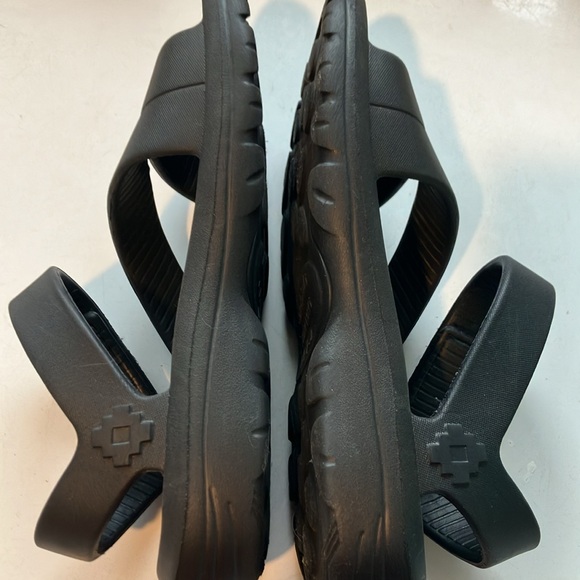 Essentials by Muk Luks black rubber sandals Velcro size 7-8 women’s - Picture 7 of 8